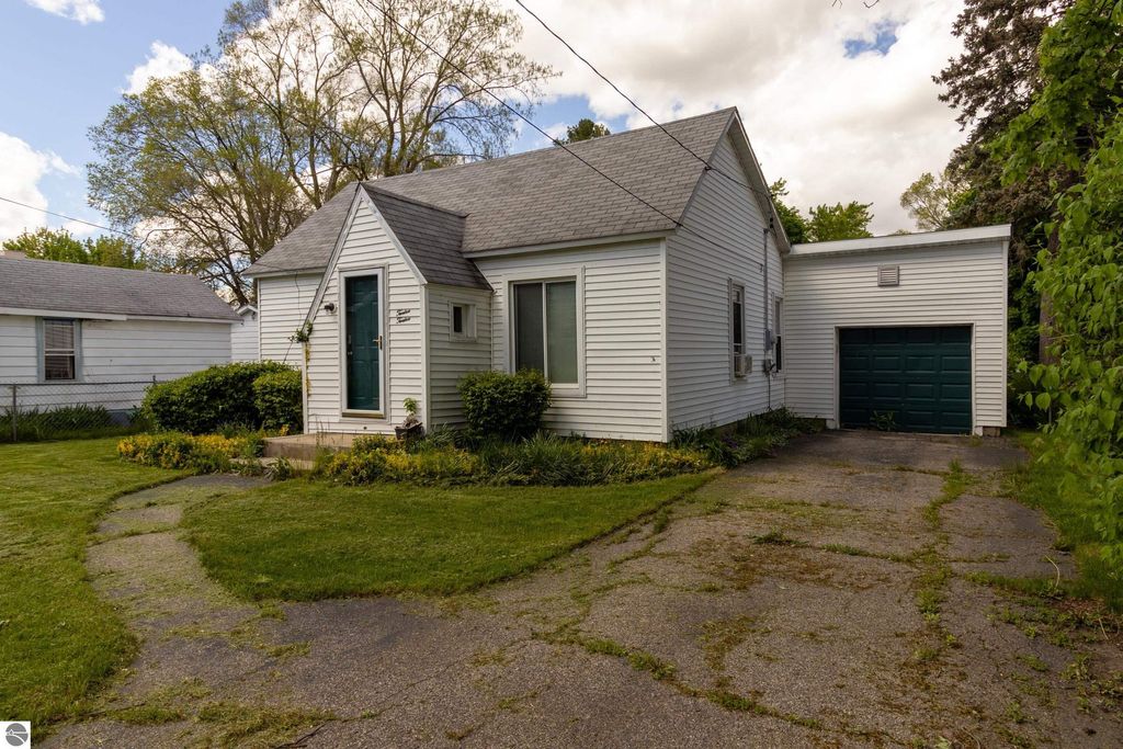 Image 3 of property listing at 1212 Boulton Street, Mt Pleasant, MI 48858