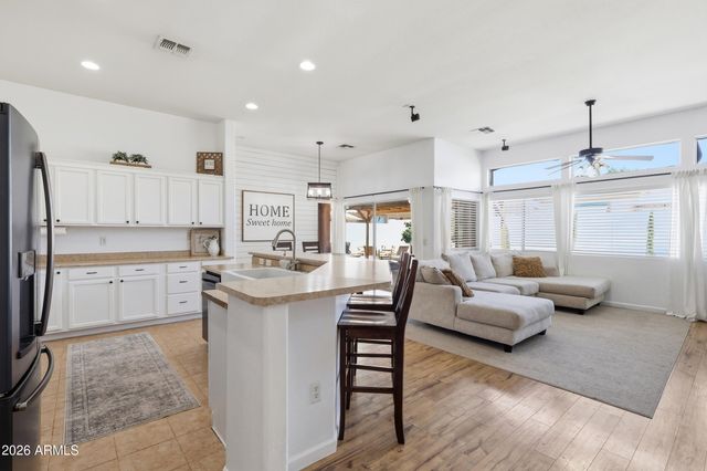 7329 N 82ND Avenue, Glendale, AZ 85303