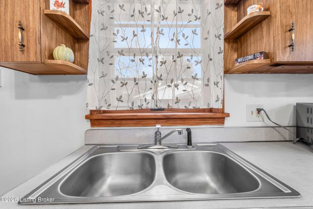 7710 Sierra Trail, Louisville, KY 40214