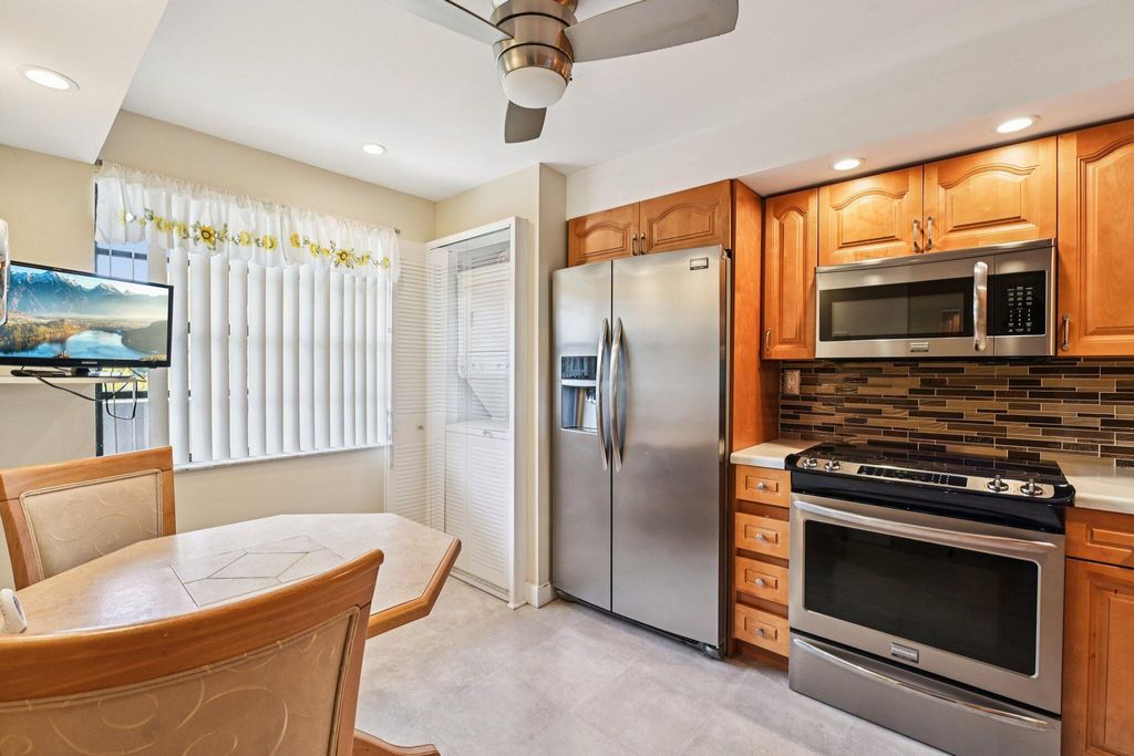 1101 Colony Point Circle 404, Pembroke Pines, FL 33026