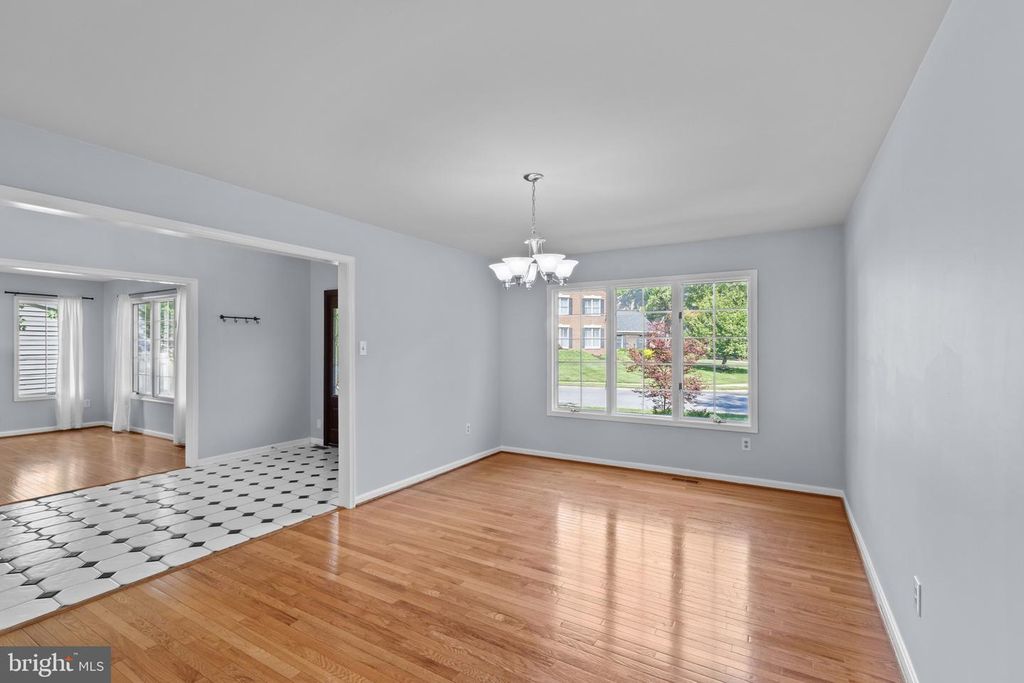 Image 10 of property listing at 10652 QUARTERSTAFF RD, Columbia, MD 21044