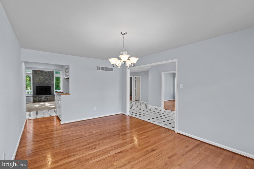 Image 11 of property listing at 10652 QUARTERSTAFF RD, Columbia, MD 21044