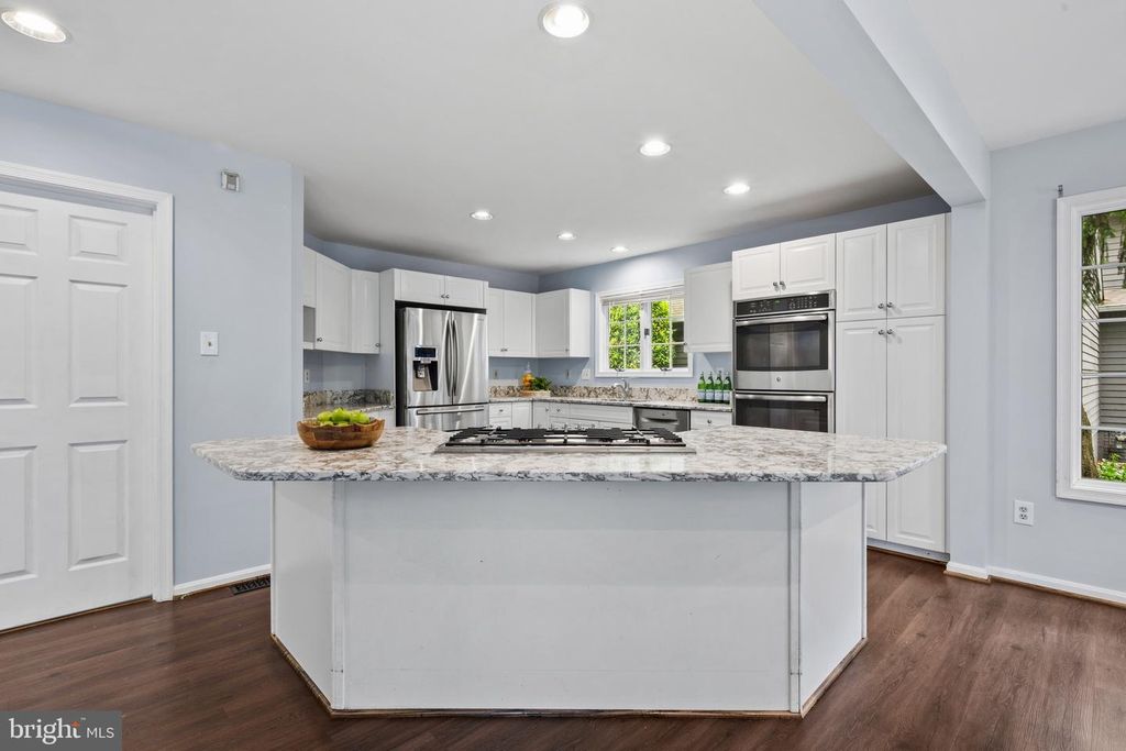 Image 18 of property listing at 10652 QUARTERSTAFF RD, Columbia, MD 21044
