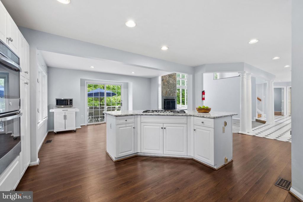 Image 20 of property listing at 10652 QUARTERSTAFF RD, Columbia, MD 21044
