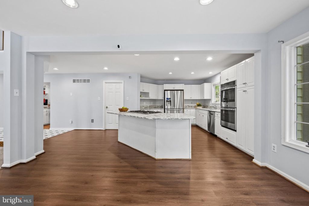 Image 22 of property listing at 10652 QUARTERSTAFF RD, Columbia, MD 21044