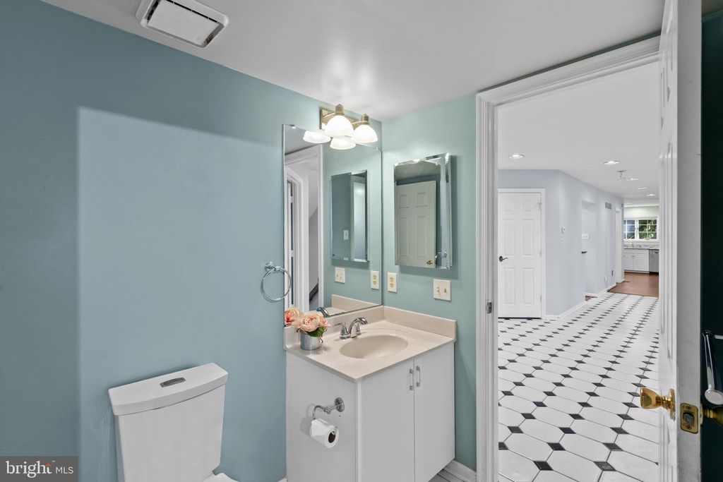 Image 24 of property listing at 10652 QUARTERSTAFF RD, Columbia, MD 21044