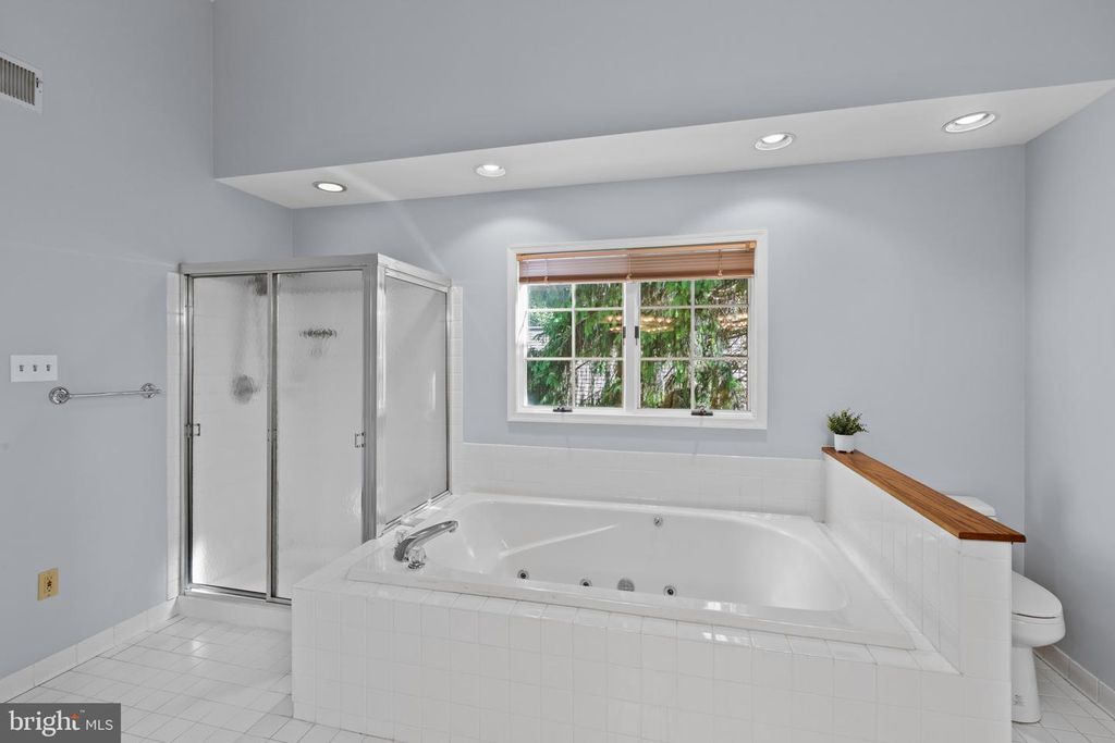 Image 39 of property listing at 10652 QUARTERSTAFF RD, Columbia, MD 21044