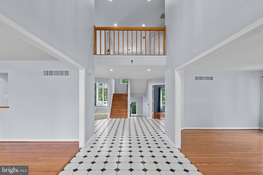 Image 5 of property listing at 10652 QUARTERSTAFF RD, Columbia, MD 21044