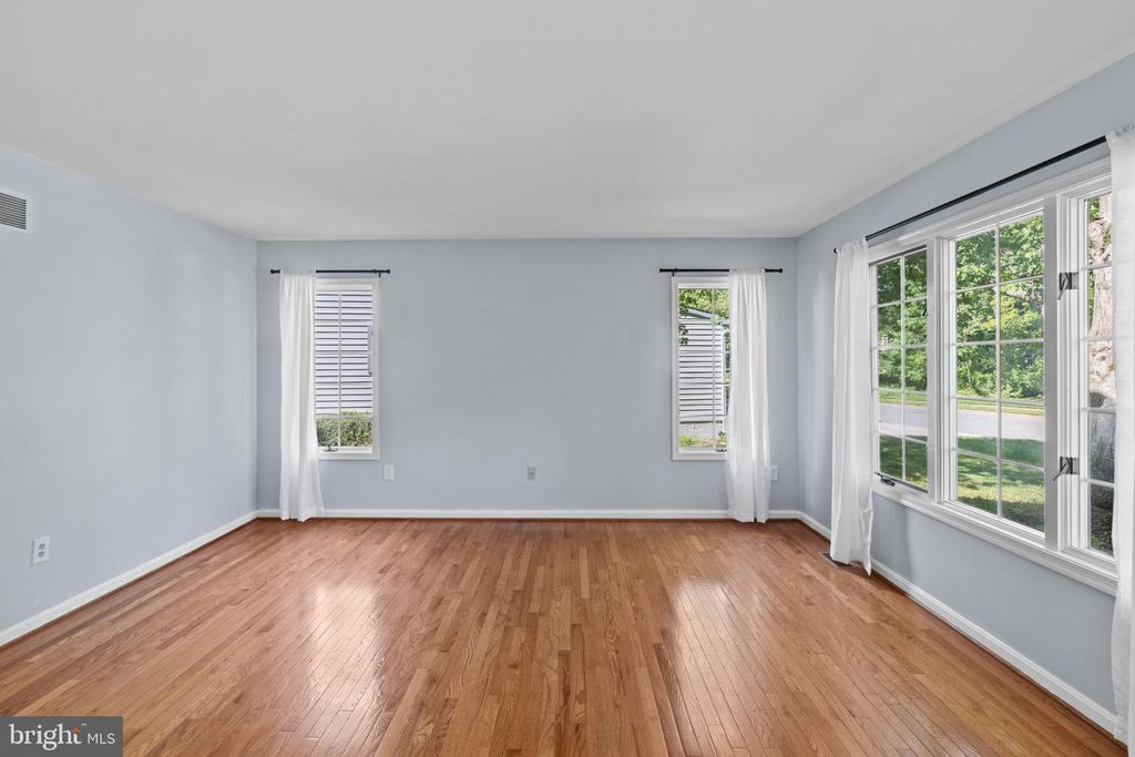 Image 6 of property listing at 10652 QUARTERSTAFF RD, Columbia, MD 21044