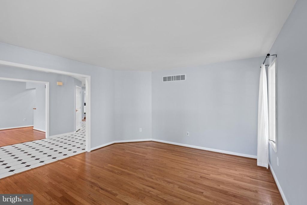 Image 8 of property listing at 10652 QUARTERSTAFF RD, Columbia, MD 21044