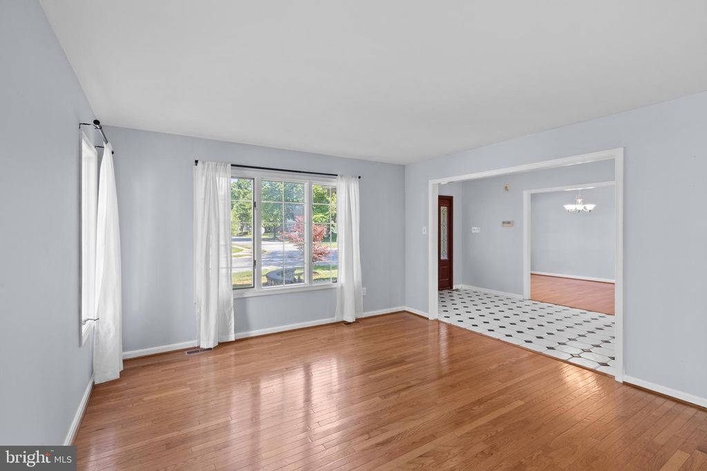 Image 9 of property listing at 10652 QUARTERSTAFF RD, Columbia, MD 21044