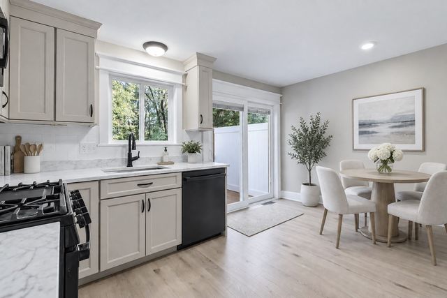 31 Farrwood Dr 31, Haverhill, MA 01835
