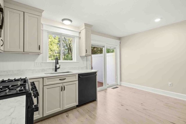 31 Farrwood Dr 31, Haverhill, MA 01835