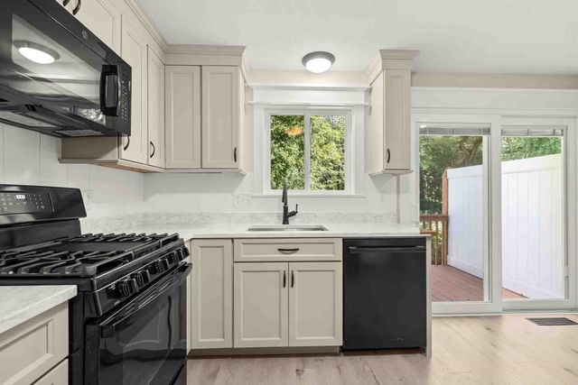 31 Farrwood Dr 31, Haverhill, MA 01835