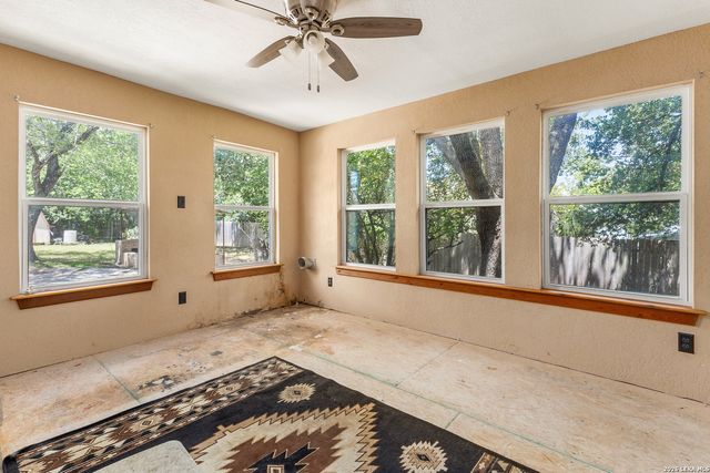 225 HILLTOP DR, Seguin, TX 78155