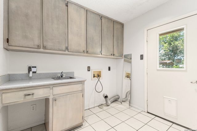 225 HILLTOP DR, Seguin, TX 78155