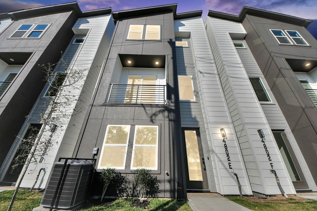 4802 Elysian Street E, Houston, TX 77009