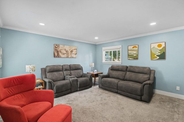 907 University Place, Grosse Pointe City, MI 48230