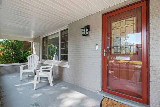 907 University Place, Grosse Pointe City, MI 48230