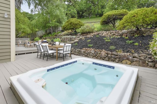 493 Fieldstone Dr, Novato, CA 94945