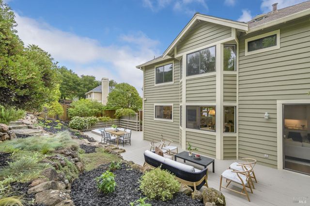 493 Fieldstone Dr, Novato, CA 94945