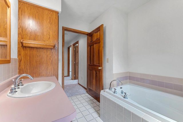 1525 PARKVIEW DRIVE, New London, WI 54961