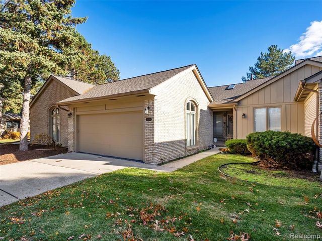 43043 W Kirkwood Drive, Clinton Township, MI 48038