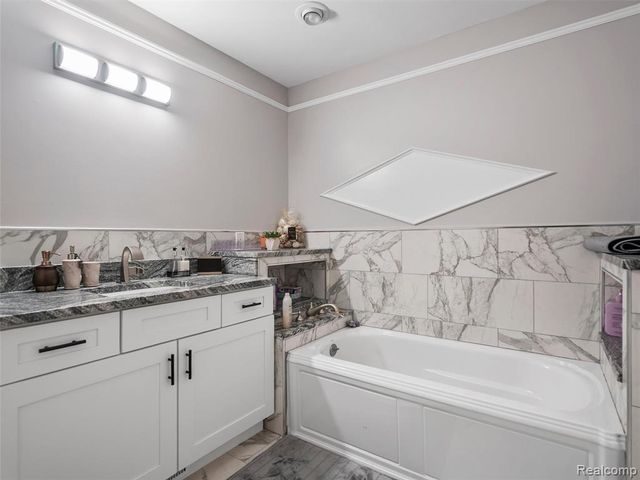 43043 W Kirkwood Drive, Clinton Township, MI 48038