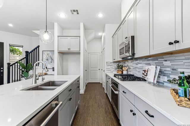 7914 ROANOKE RUN, San Antonio, TX 78240