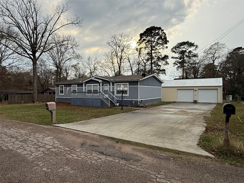 178 Commanche Drive, Onalaska, TX 77360