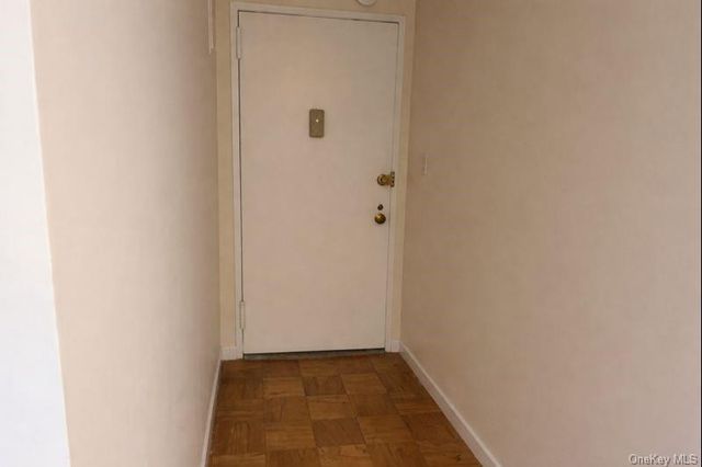 100 Clinton Avenue 4P, Mineola, NY 11501