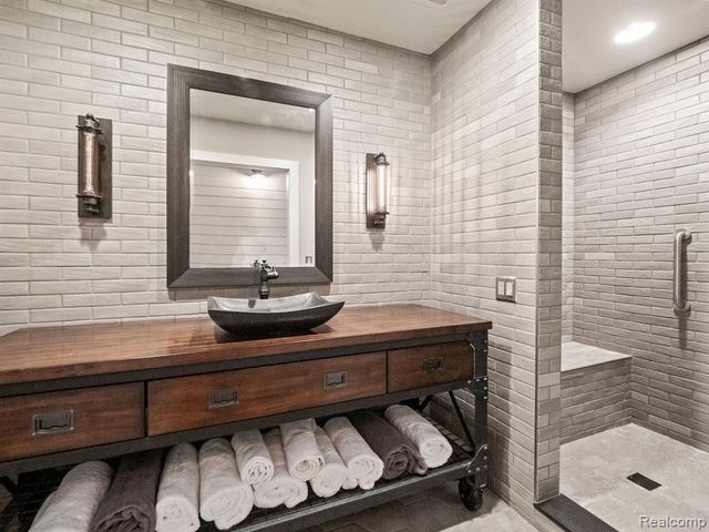 68 Pit Lane, Pontiac, MI 48341