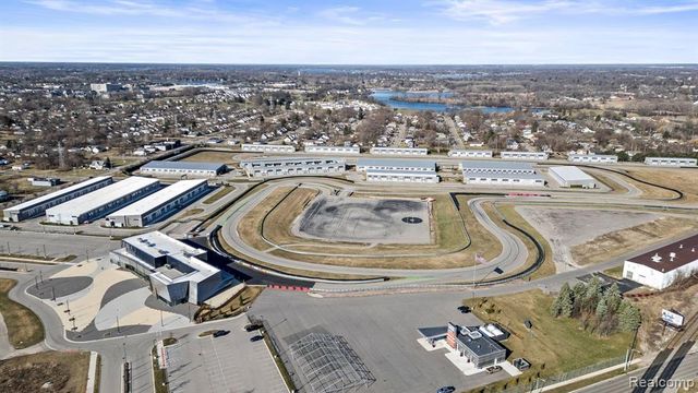 68 Pit Lane, Pontiac, MI 48341