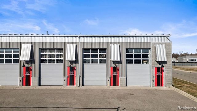 68 Pit Lane, Pontiac, MI 48341