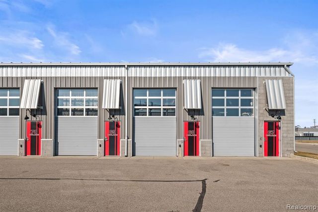 68 Pit Lane, Pontiac, MI 48341