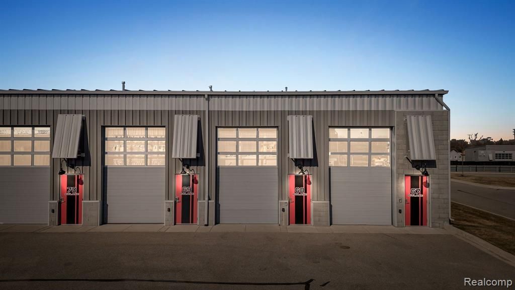 68 Pit Lane, Pontiac, MI 48341