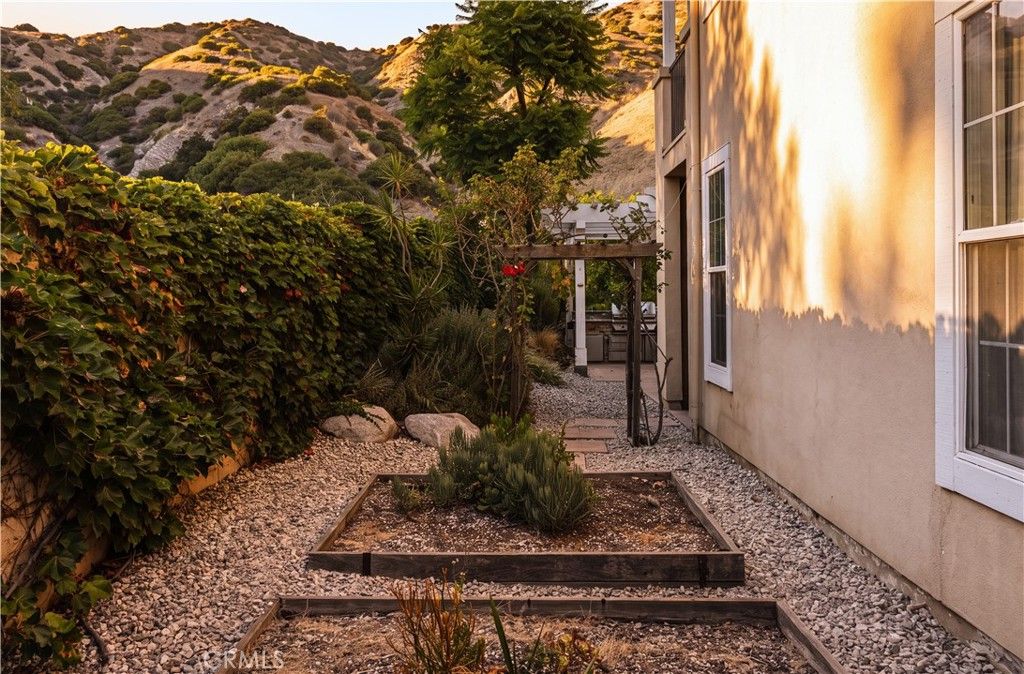 Image 31 of property listing at 3519 Folkstone Court, Burbank, CA 91504