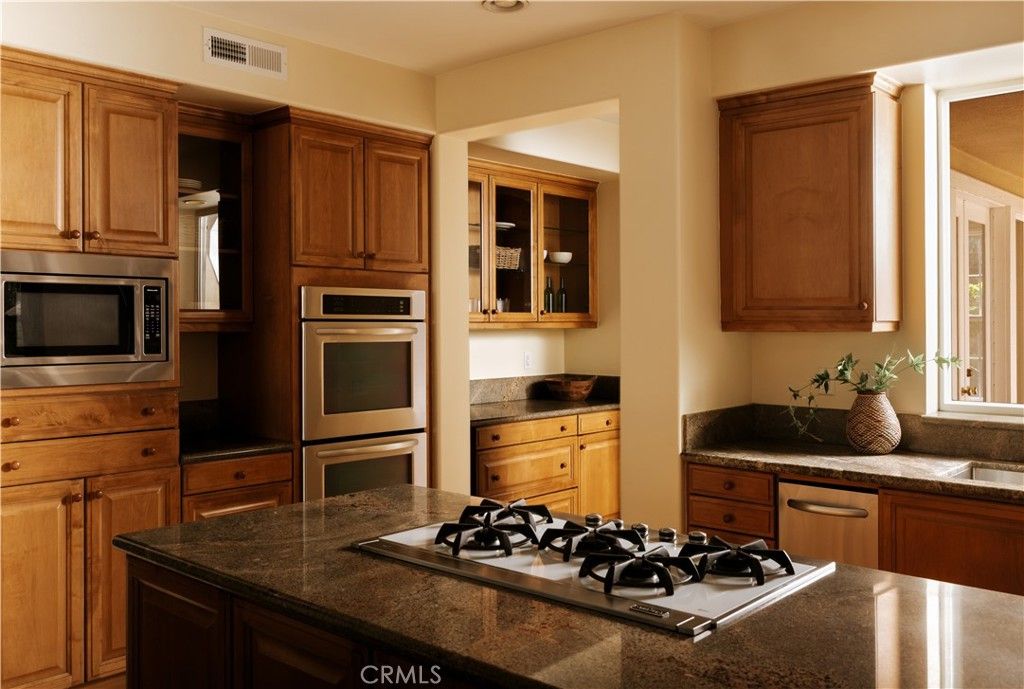 Image 7 of property listing at 3519 Folkstone Court, Burbank, CA 91504