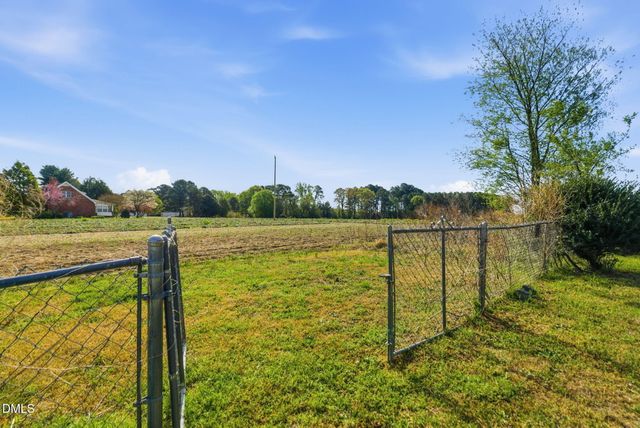 945 Old School Road, Four Oaks, NC 27524