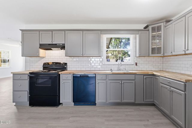 945 Old School Road, Four Oaks, NC 27524