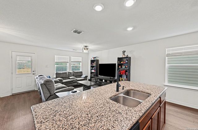 9825 Overlook Cyn, San Antonio, TX 78245