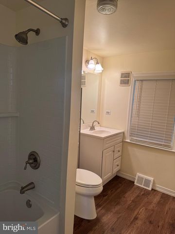 446 W BROAD ST, Burlington, NJ 08016