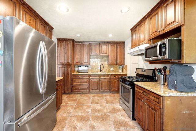 6020 Streamview Dr, La Mesa, CA 92115