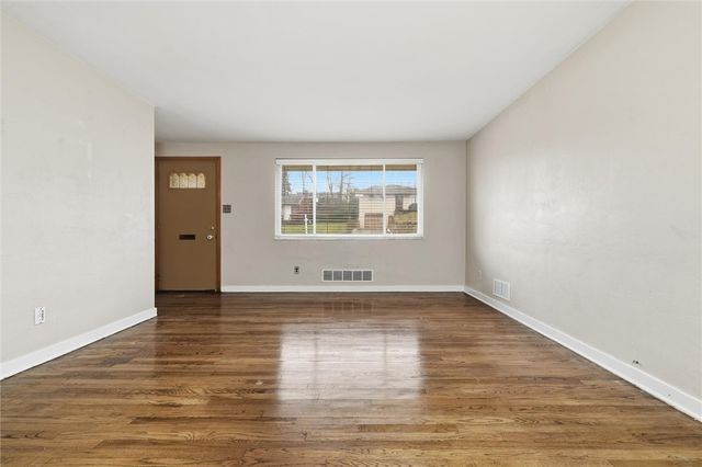 4923 Leona Dr, Whitehall, PA 15227