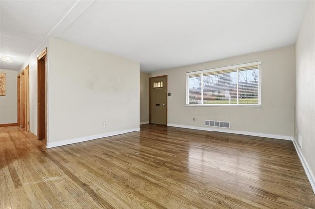 4923 Leona Dr, Whitehall, PA 15227