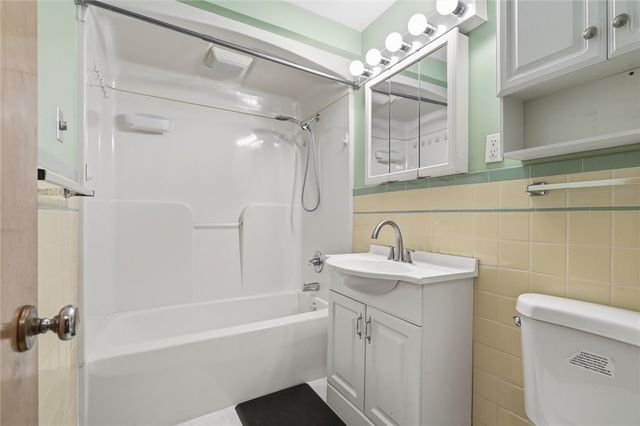 4923 Leona Dr, Whitehall, PA 15227