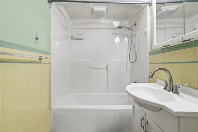 4923 Leona Dr, Whitehall, PA 15227