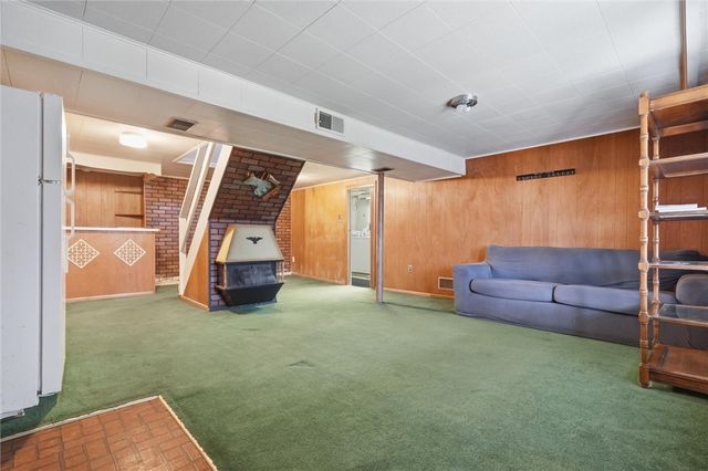 4923 Leona Dr, Whitehall, PA 15227