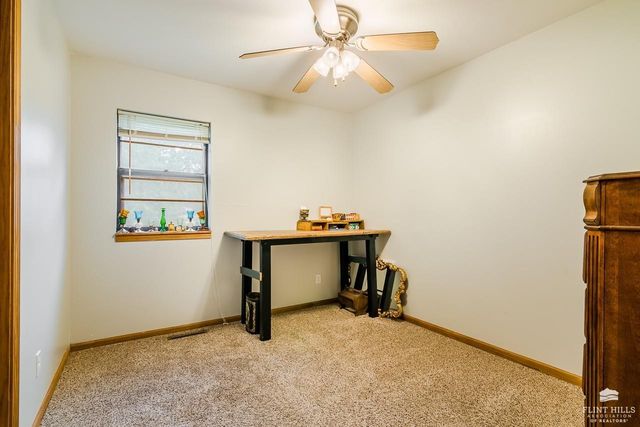 3216 Ella Lane, Manhattan, KS 66502