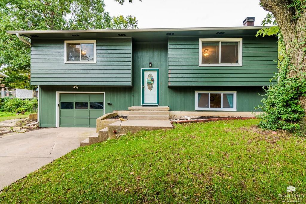 3216 Ella Lane, Manhattan, KS 66502